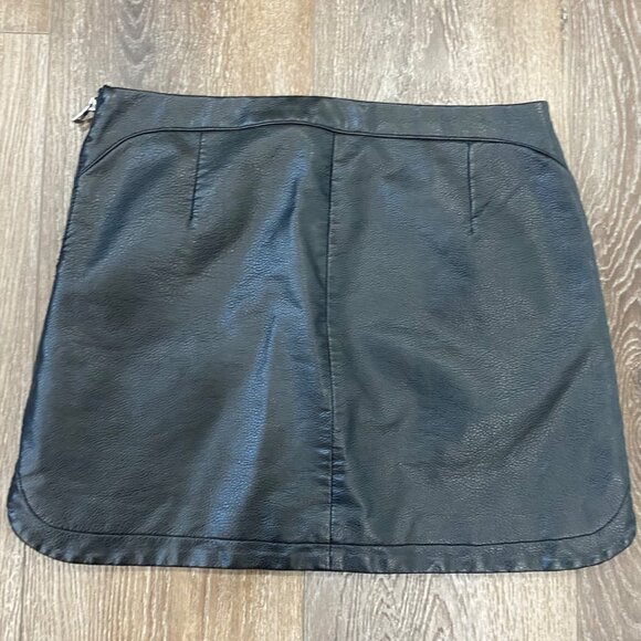Silence and Noise Faux Leather Mini Skirt With Zipper Pockets & Side Slit - Picture 5 of 7